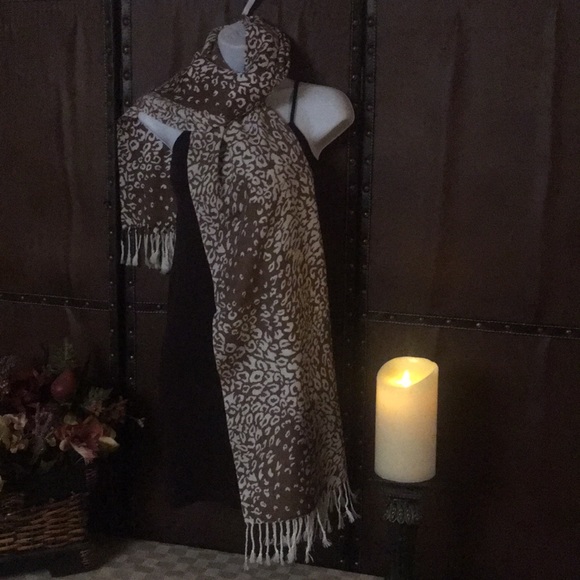 Large acrylic brown and white cheetah print scarf - Picture 5 of 6